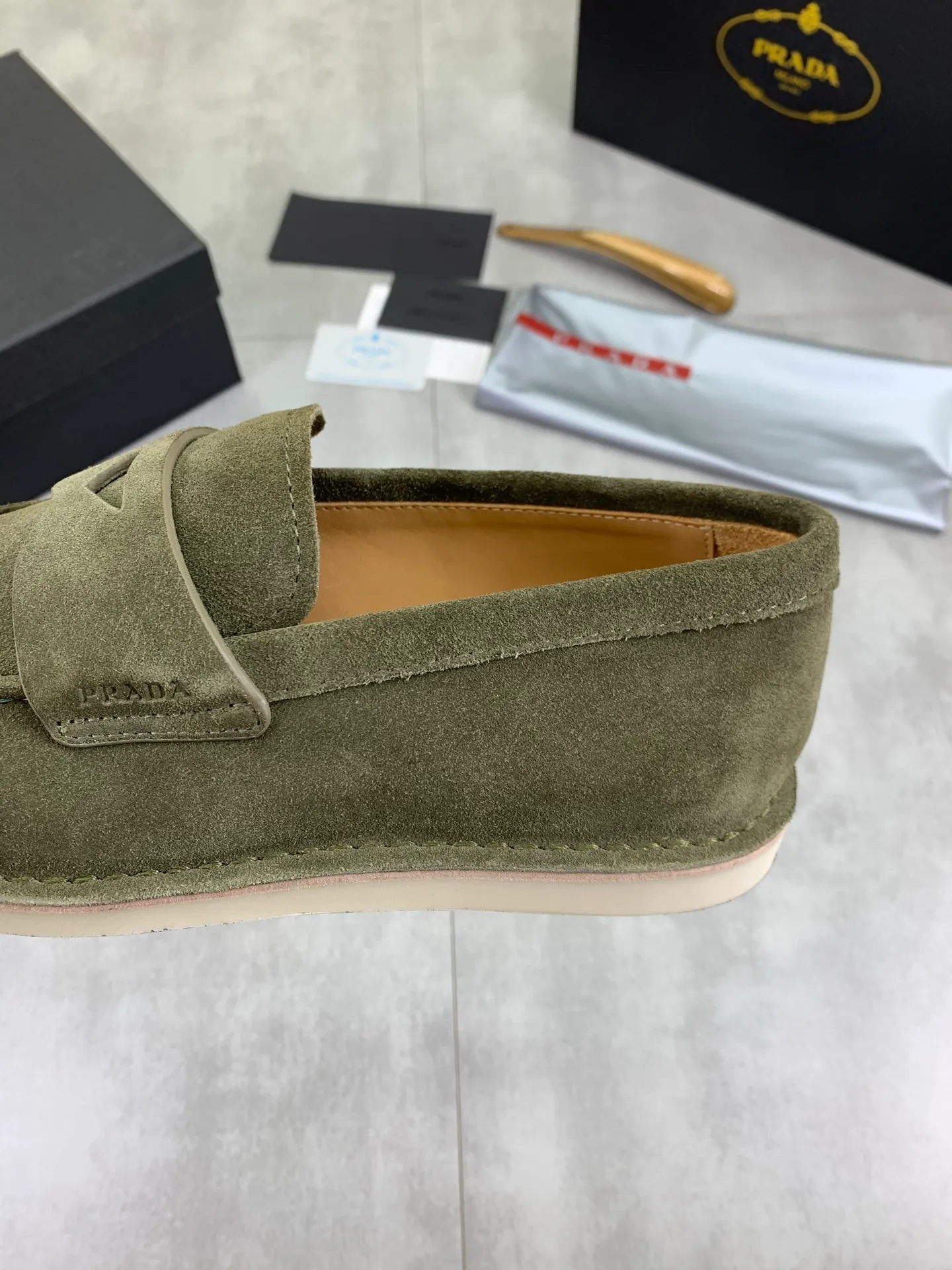Factory price P740 💰Original quality, top version🔱 ＰＲＡＤＡPrada. Men's business casual leather shoes, top quality cow leather. 1:1 shipment ⬆️Luxurious and noble, all made of imported original first-layer fine suede cowhide, just to create a more comfortable wearing experience. Upper: original comfortable open-edge bead-rubbed calfskin ➕Top imported water-dyed full cow lining, original high-end lightweight and comfortable TPU combination bottom ✔️Code number: 39-44 (38 45 Can be customized)